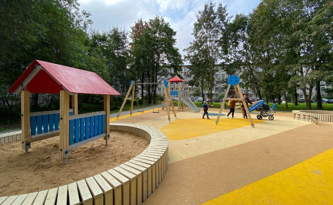 В Романовке открыли благоустроенное пространство с детской площадкой, тренажерами и зоной отдыха