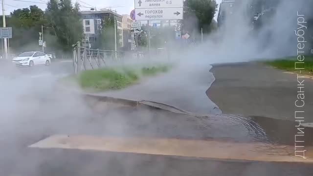 Кипяток залил улицу Савушкина в Петербурге после прорыва трубы — видео