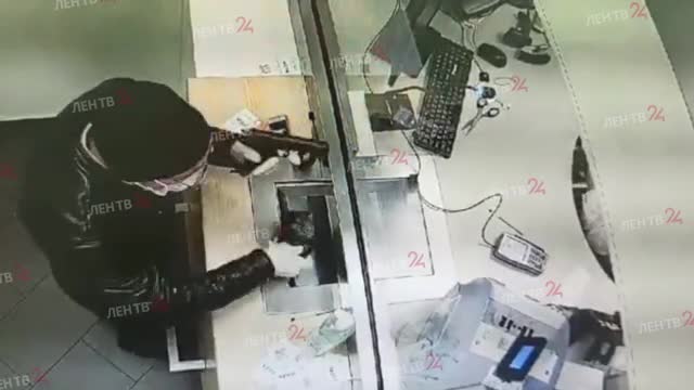 Видео: грабитель с пистолетом вынес из Сбера в Кудрово 1,4 миллиона рублей