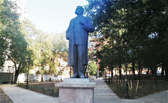Памятник Максиму Горькому вернули в сквер в Выборге
