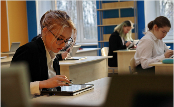К 2024 году всех учителей в России обеспечат современными планшетами