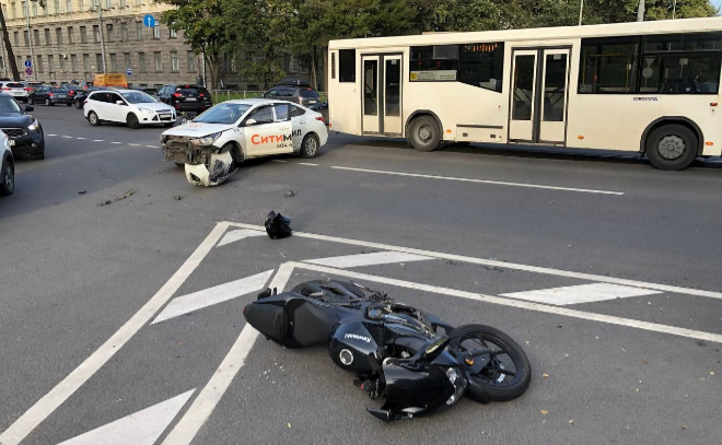 Байкерша пострадала при столкновении с машиной «Ситимобила» у Чёрной речки