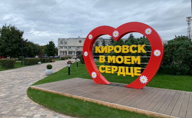 Губернатор осмотрел благоустройство на Центральной площади Кировска