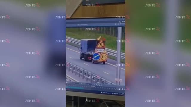 Видео: на трассе М-11 грузовик сбил автомобиль дорожных служб