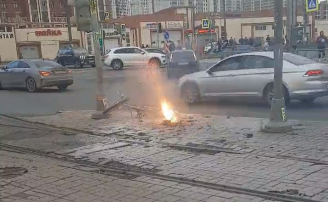На улице Дыбенко вспыхнул брошенный электровелосипед