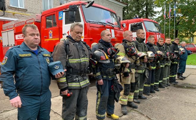 Пожарные Лодейнопольского района почтили память погибшего главы МЧС Зиничева
