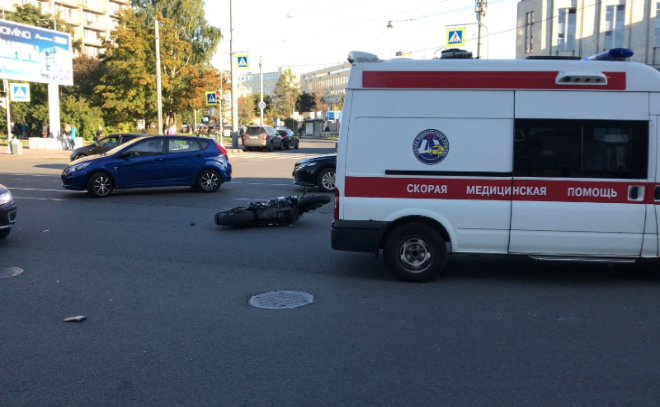 Байкера увезли на «скорой» после аварии в Приморском районе