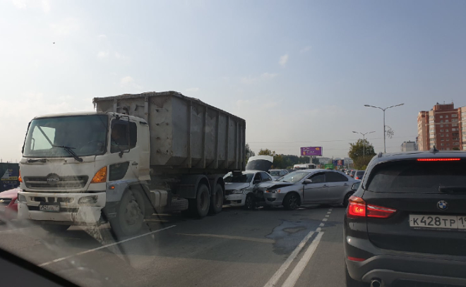 Тройное ДТП в Кудрово: легковушки столкнулись с грузовиком
