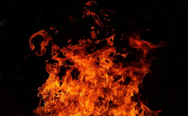 В Лодейном Поле почти шесть часов тушили пожар на 450 «квадратах»