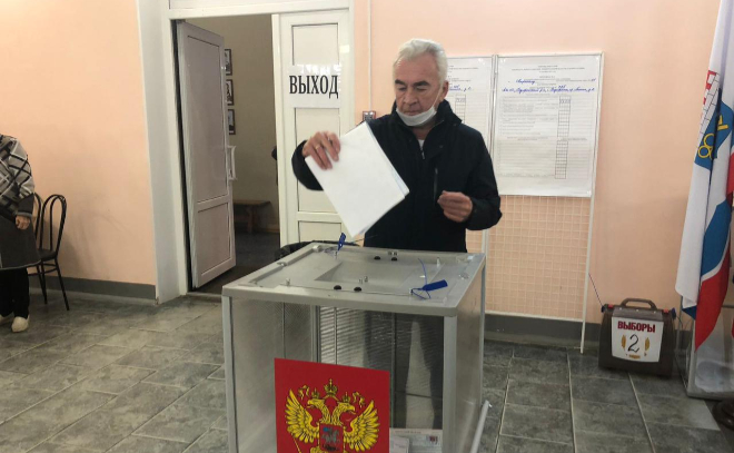 Спикер областного парламента Сергей Бебенин проголосовал и проверил работу участка в Подпорожье
