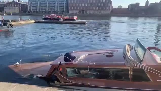 Катер в Петербурге врезался в Гренадерский мост: есть пострадавшие