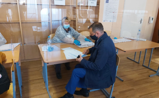 Председатель Леноблизбиркома Михаил Лебединский проголосовал в Гатчине