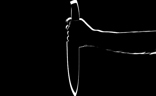 В Волхове неизвестный ограбил магазин и ударил ножом продавца
