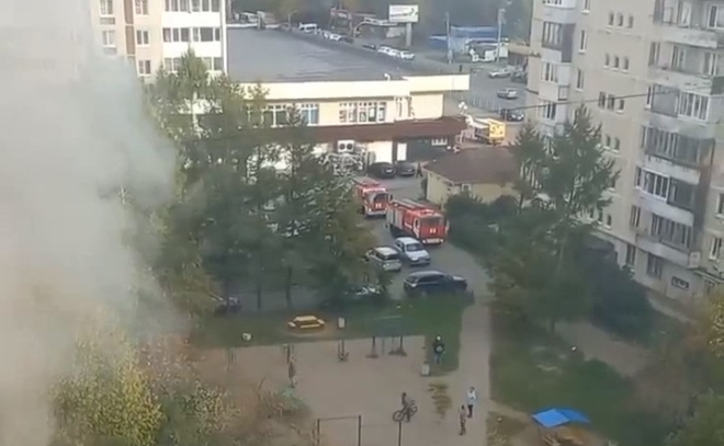 Пожарные не могли заехать во двор Всеволожска из-за припаркованных машин