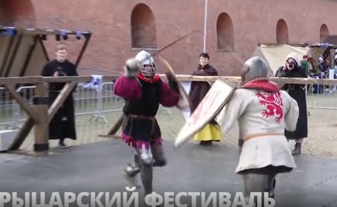 У Петропавловской крепости все выходные разыгрывали исторические средневековые поединки