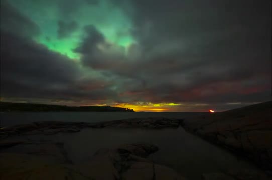 Северное сияние между облаков запечатлели на острове Гогланд