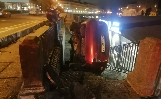 «Узковата тропинка»: в Петербурге автомобиль вылетел на ступеньки набережной
