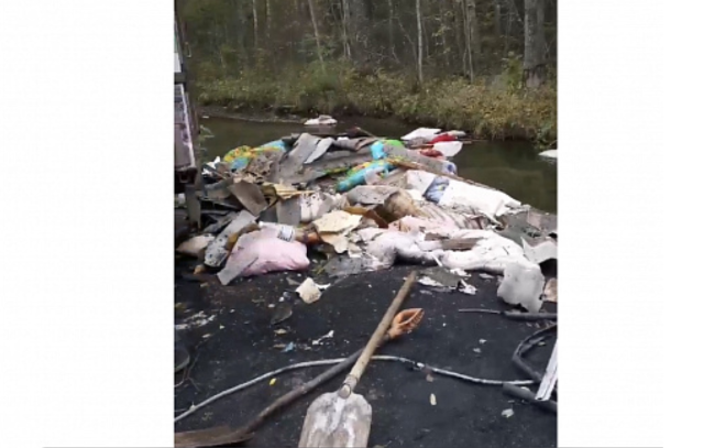В Ломоносовском районе строительный мусор сбрасывали прямо в Старопетергофский канал