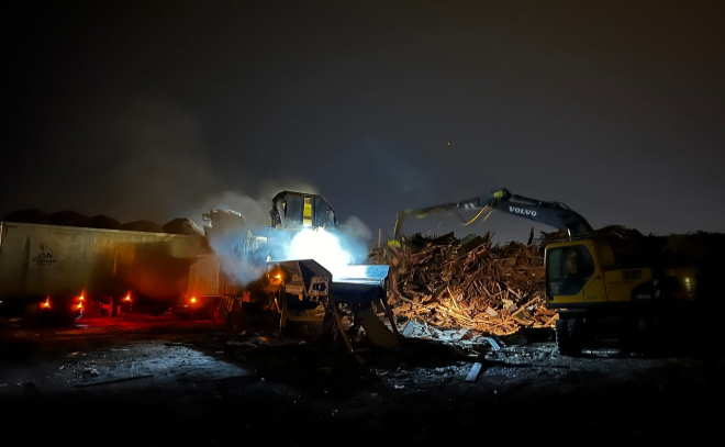 Ночью в поселке имени Свердлова попытались выбросить 75 кубометров отходов в неположенном месте
