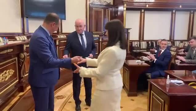 Избранным депутатам Заксобрания Ленобласти вручили мандаты