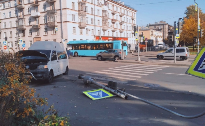 Микроавтобус снёс светофор на улице Бабушкина в Петербурге