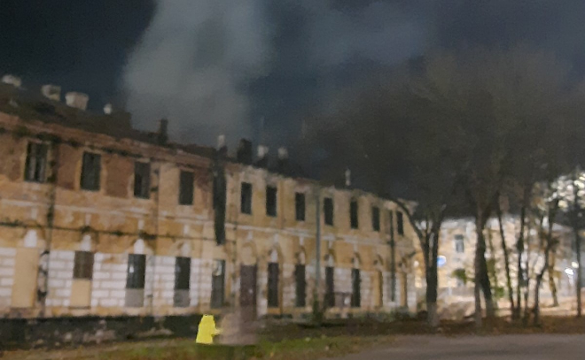 «Это становится традицией»: очередной пожар в историческом здании бывшей полиции в Луге