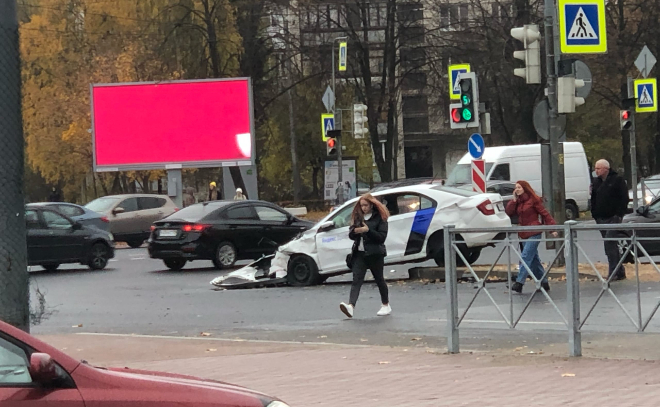 Жесткая авария в Калининском районе Петербурга: столкнулись "Опель" и "Фольксваген"