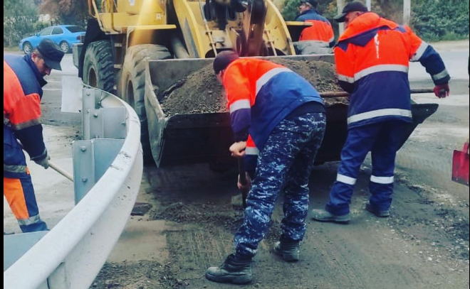 Дорожникам Всеволожского района регулярно приходится срезать с асфальта пролитый бетон