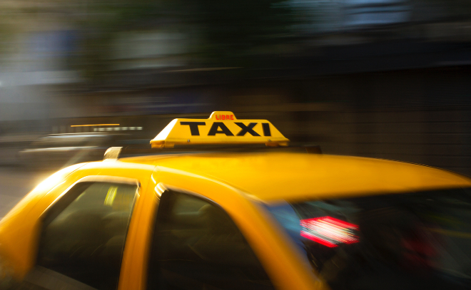 В Мурино водителя такси избили и ограбили трое пассажиров