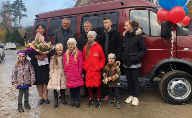 Губернатор Ленобласти вручил многодетной семье из Вырицы ключи от микроавтобуса