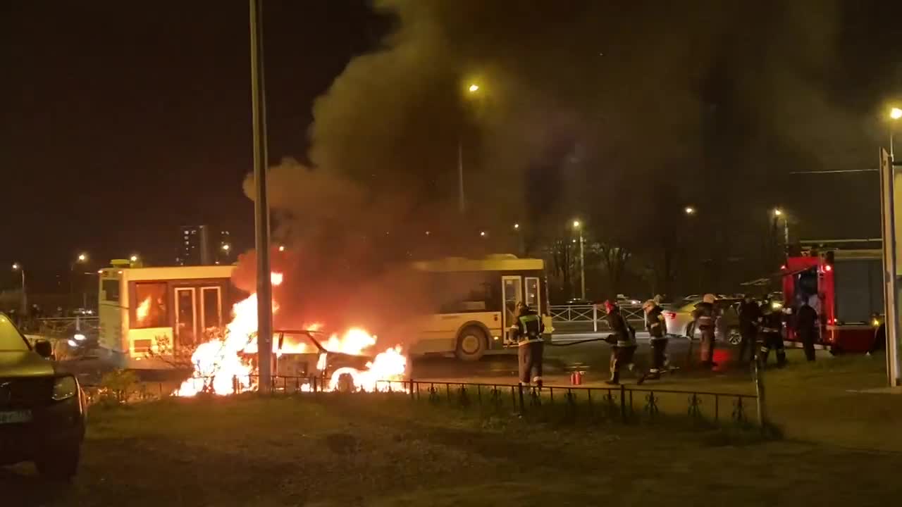 В Петербурге пожарные тушили полыхающий автомобиль «ВАЗ»