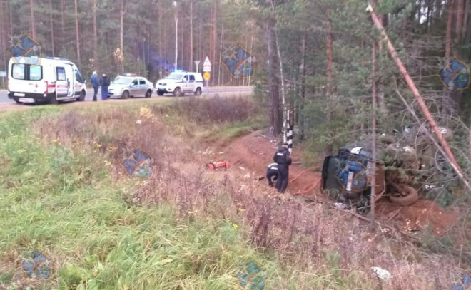 В Лодейнопольском районе водитель застрял в перевернувшейся иномарке