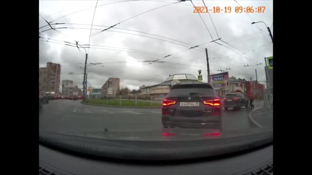Петербургский самокатчик вооружился пистолетом, чтобы бороться с невнимательными водителями