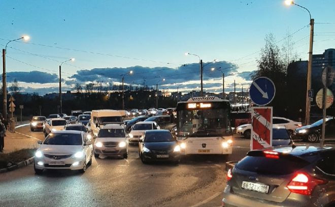 Столкнувшиеся автобус и легковушка устроили пробку на въезде в Кудрово