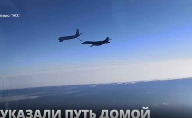Российские истребители Су-30 проводили два американских
бомбардировщика к выходу