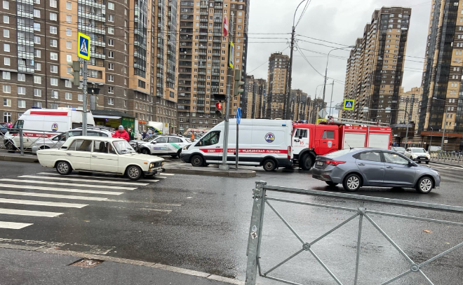 ДТП на севере Петербурга: каршеринг врезался в столб и сбил людей на пешеходном переходе