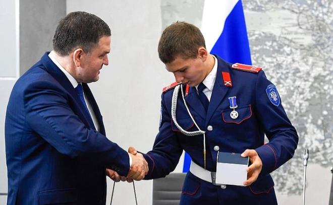 Сенатор Сергей Перминов вручил наградные часы 13-летнему герою из Ленобласти