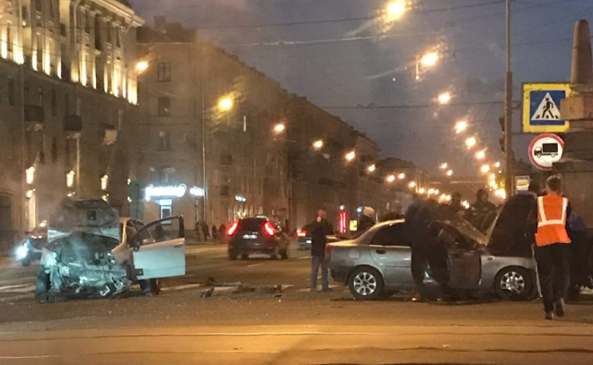 На перекрестке Стачек и Трефолева два авто превратились в груды металла