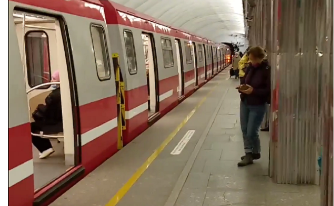 В Петербурге остановили движение по красной ветке метро из-за падения на рельсы человека