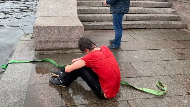 В Петербурге спасли мужчину, прыгнувшего с Литейного моста в Неву