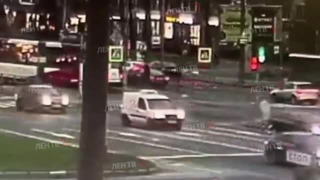 В Петербурге попавшего под колеса пьяного пешехода доставали с помощью домкрата