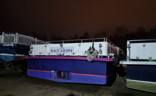 В Петербурге прогулочный теплоход поднимали из воды на зимовку и уронили на соседнее судно