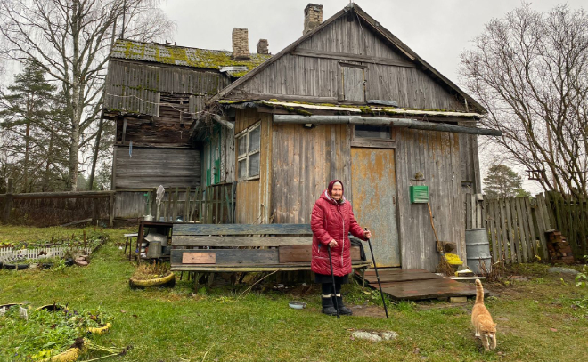 В Приозерском районе 91-летняя бабушка вынуждена жить в аварийной доме 1940-го года постройки
