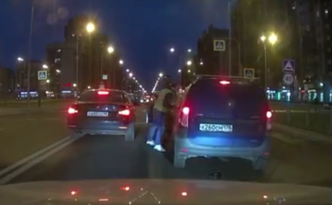 Во время дорожного конфликта в Петербурге мужчина кулаком выбил стекло водителю
