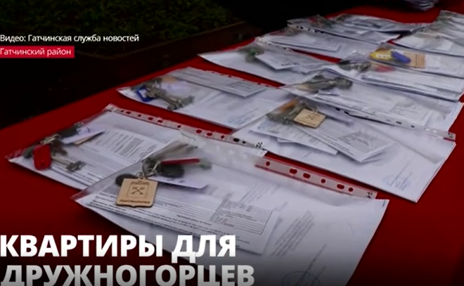 Жителям аварийного фонда из посёлка Дружная горка
Гатчинского района вручили ключи от новых квартир