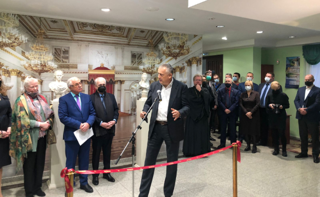 Губернатор Ленобласти торжественно открыл выставку в центре «Эрмитаж-Выборг»