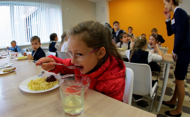 В Ленобласти дети слегли с отравлением после обеда в школьной столовой
