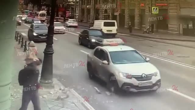 Видео: на Петроградской стороне на головы пешеходов обвалилась лепнина