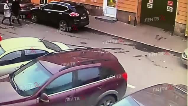Юный нарушитель ПДД попал под машину в Адмиралтейском районе Петербурга