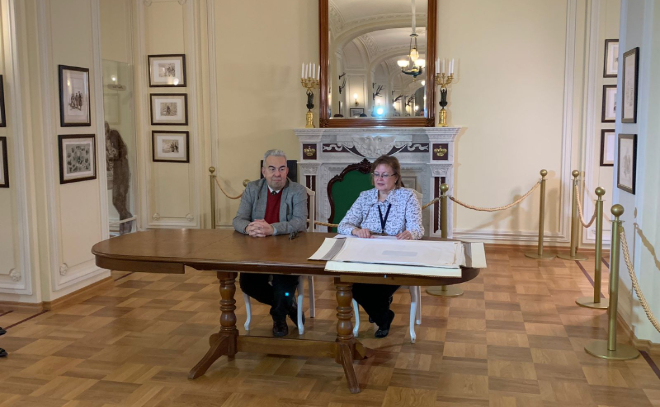 Музей-заповедник «Гатчина» получил в дар альбом из 28 редких литографий